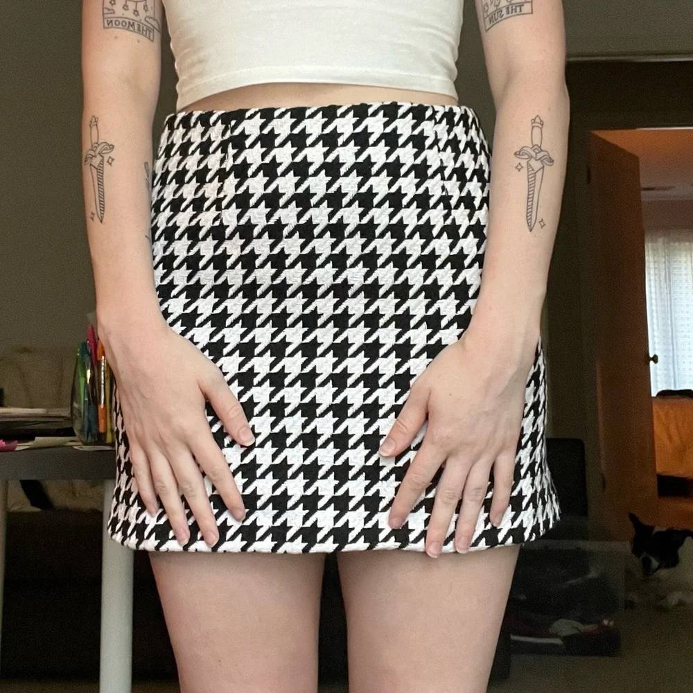 ♠️ Houndstooth Mini Skirt - Picture 2 of 6